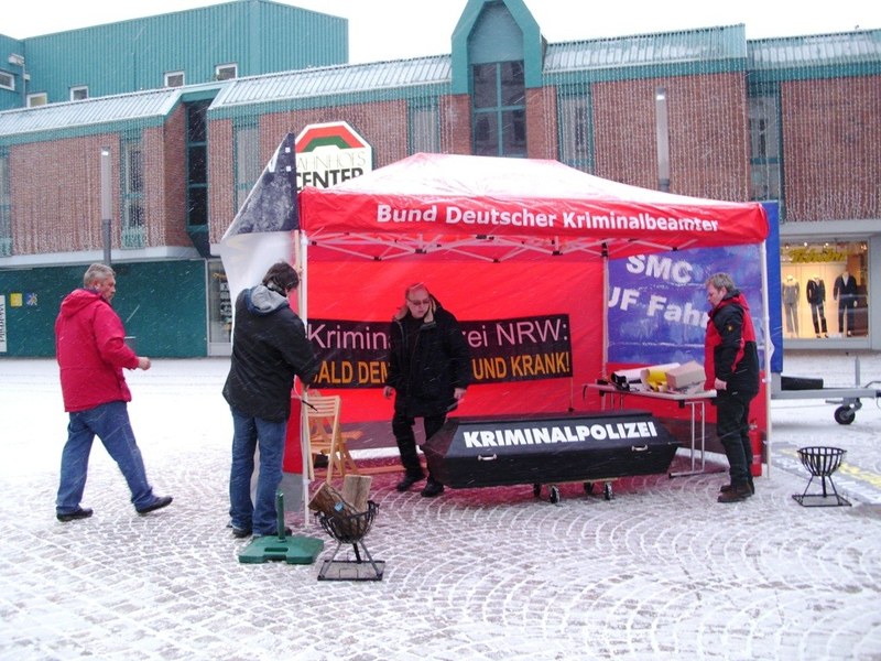 8. Mahnwache am 10.02.2010 in Gelsenkirchen gegen die Personal- und Kriminalpolitik des NRW-Innenministers, Dr. Ingo Wolf 8. Mahnwache am 10.02.2010 in Gelsenkirchen gegen die Personal- und Kriminalpolitik des NRW-Innenministers, Dr. Ingo Wolf