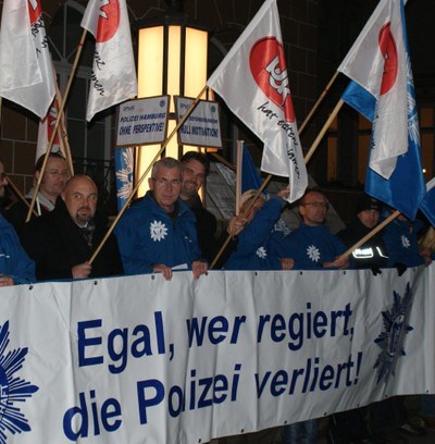 BDK zeigt erneut Flagge - Mahnwache bei der Regionalkonferenz der SPD in Hamburg BDK zeigt erneut Flagge - Mahnwache bei der Regionalkonferenz der SPD in Hamburg