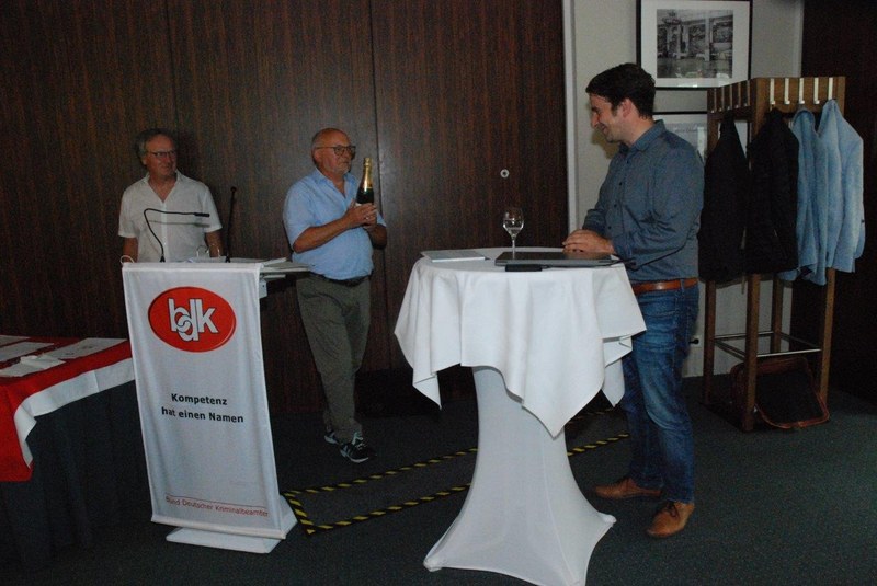 Glückwünsche an den neuen Landesvorsitzenden Frank Ziegler (re.) Glückwünsche an den neuen Landesvorsitzenden Frank Ziegler (re.)