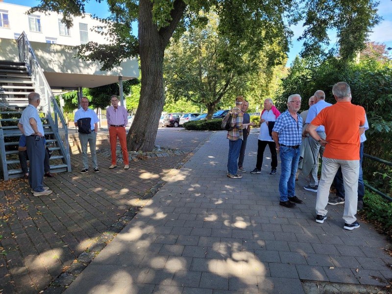 Bei bestem Wetter treffen die Pensionäre am Kanal ein Bei bestem Wetter treffen die Pensionäre am Kanal ein