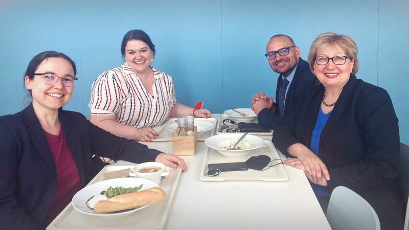 Treffen mit Innenpolitischen Sprecher:innen der Landtagsfraktionen SPD, CDU und Grüne (v.l.n.r. Marie Schäffer, APB, Björn Lakenmacher und Inka Gossman-Reetz) Treffen mit Innenpolitischen Sprecher:innen der Landtagsfraktionen SPD, CDU und Grüne (v.l.n.r. Marie Schäffer, APB, Björn Lakenmacher und Inka Gossman-Reetz)