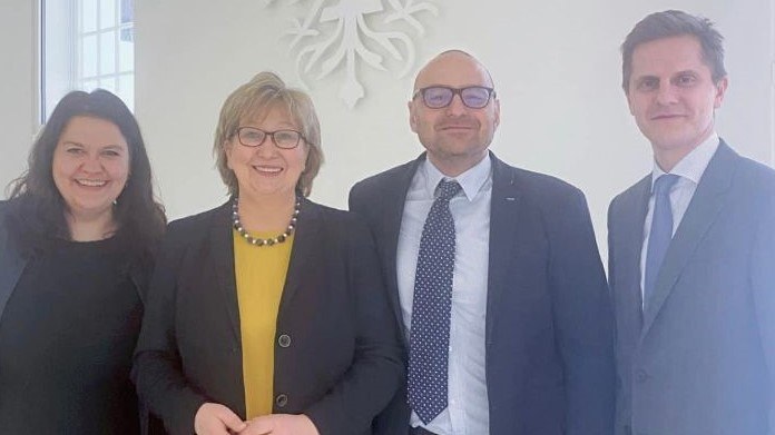 APB, Inka Gossmann-Reetz, Björn Lakenmacher und Dr. Benjamin Grimm (damals Staatssekretär der Staatskanzlei) APB, Inka Gossmann-Reetz, Björn Lakenmacher und Dr. Benjamin Grimm (damals Staatssekretär der Staatskanzlei)