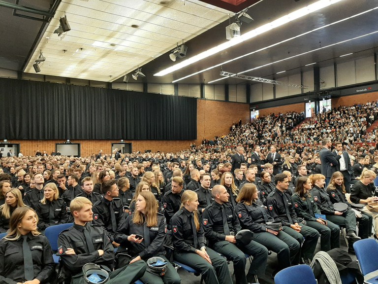 Ernennung von 780 „Bachelor of Arts“ Ernennung von 780 „Bachelor of Arts“
