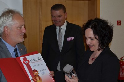 Fachtagung „Gewalt gegen Frauen - ein Problem aller Kulturen“ und Verleihung des Kriminal-Kater-Awards 2016 an die Landesarbeitsgemeinschaft der Frauenhäuser Sachsen-Anhalt Fachtagung „Gewalt gegen Frauen - ein Problem aller Kulturen“ und Verleihung des Kriminal-Kater-Awards 2016 an die Landesarbeitsgemeinschaft der Frauenhäuser Sachsen-Anhalt