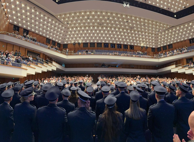 Herzliche Begrüßung der neuen Polizeikommissarinnen und Polizeikommissare der sächsischen Polizei Herzliche Begrüßung der neuen Polizeikommissarinnen und Polizeikommissare der sächsischen Polizei