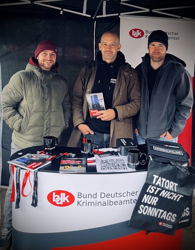 Infostand bei Regen, Wind und Kälte