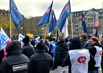 Lautstarker Protest gegen die Verschiebung der Besoldungserhöhung Lautstarker Protest gegen die Verschiebung der Besoldungserhöhung