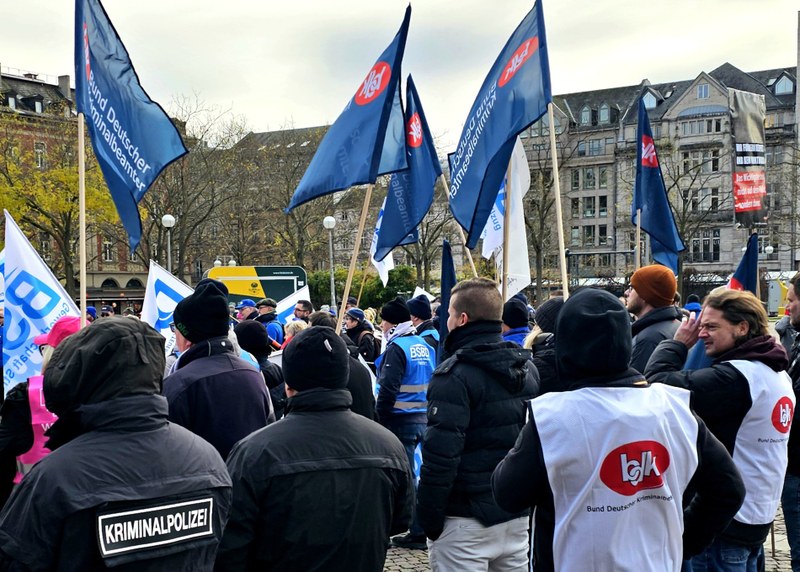 Lautstarker Protest gegen die Verschiebung der Besoldungserhöhung Lautstarker Protest gegen die Verschiebung der Besoldungserhöhung