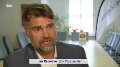 NDR Fernsehen: Hasskriminalität - 50 neue Stellen für die Polizei in Hamburg? NDR Fernsehen: Hasskriminalität - 50 neue Stellen für die Polizei in Hamburg?