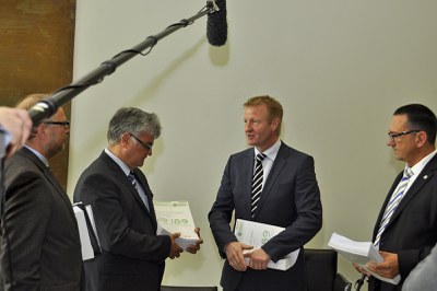 Polizeigewerkschaften überreichen mehr als 19.000 Unterschriften für die Übernahme des Tarifabschlusses an Innenminister Ralf Jäger Polizeigewerkschaften überreichen mehr als 19.000 Unterschriften für die Übernahme des Tarifabschlusses an Innenminister Ralf Jäger