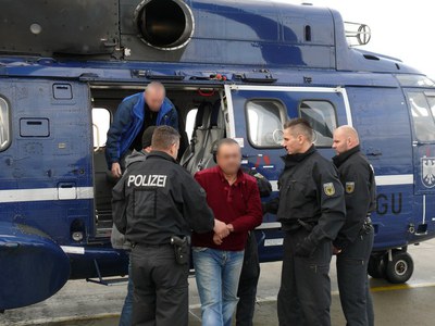 „Erfolgreicher Einsatz gegen europaweit agierende Schleuser" ... „Erfolgreicher Einsatz gegen europaweit agierende Schleuser" ...