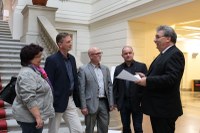 Unterschriftenlisten der Volksinitiative "Verfassungskonforme Besoldung" an Parlamentspräsident Wieland übergeben
