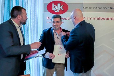 Verleihung der goldenen Ehrennadel an Robert Krieger Verleihung der goldenen Ehrennadel an Robert Krieger