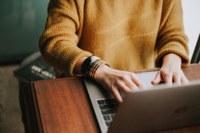 Vertrauen statt Kontrolle: Homeoffice in der Kriminalpolizei – Zeit für ein Umdenken!