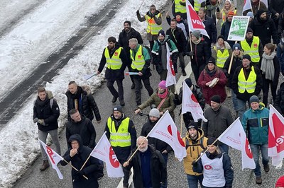 Wir klagen. Wir demonstrieren. Wir streiken. Jetzt gibt es einen Tarifabschluss. Wir berichten und ziehen Resümee! Wir klagen. Wir demonstrieren. Wir streiken. Jetzt gibt es einen Tarifabschluss. Wir berichten und ziehen Resümee!